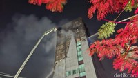 Petugas Damkar Sisir Lantai 12 Gedung Bapenda DKI Cegah Api Berkobar Lagi