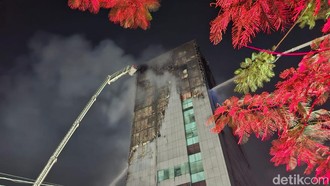 Petugas Damkar Sisir Lantai 12 Gedung Bapenda DKI Cegah Api Berkobar Lagi