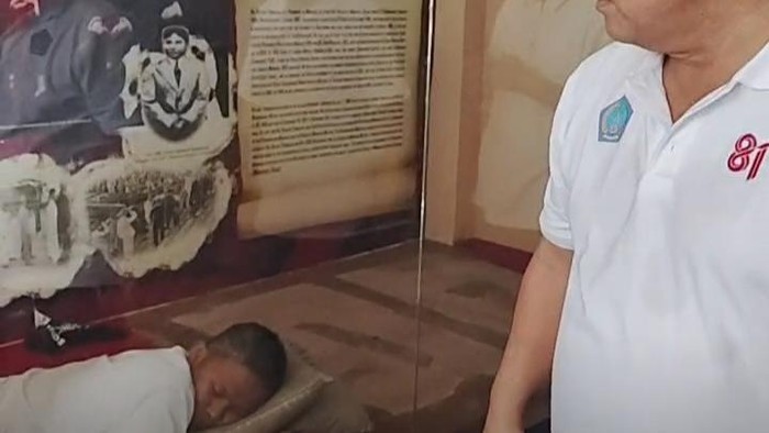 Gubernur Sulawesi Utara (Sulut) Yulius Selvanus memergoki seorang pria tidur di dalam etalase kaca saat berkunjung ke gedung bekas Minahasa Raad.