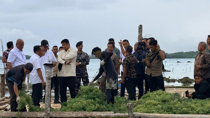Gubernur Bobby Nasution bersama sejumlah anggota  DPRD Sumut saat berada di Nias.