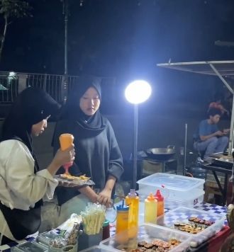 Salut! Demi Anak, Ibu Tunawicara Ini Gigih Jualan Sushi Rp2 Ribuan di Bogor