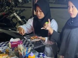 Salut! Demi Anak, Ibu Tunawicara Ini Gigih Jualan Sushi Rp2 Ribuan di Bogor