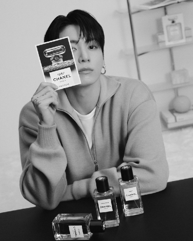 Idol 28 tahun itu pun mengungkap perasaannya bekerja sama dengan Chanel Beauty. Sebagai seorang musisi yang berusaha untuk mempertahankan warnanya sendiri sambil menghadapi tantangan baru, kolaborasi dengan Chanel ini terasa sangat bermakna. Foto: dok. Instagram @chanel.beauty