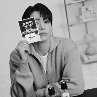 Idol 28 tahun itu pun mengungkap perasaannya bekerja sama dengan Chanel Beauty. Sebagai seorang musisi yang berusaha untuk mempertahankan warnanya sendiri sambil menghadapi tantangan baru, kolaborasi dengan Chanel ini terasa sangat bermakna. Foto: dok. Instagram @chanel.beauty