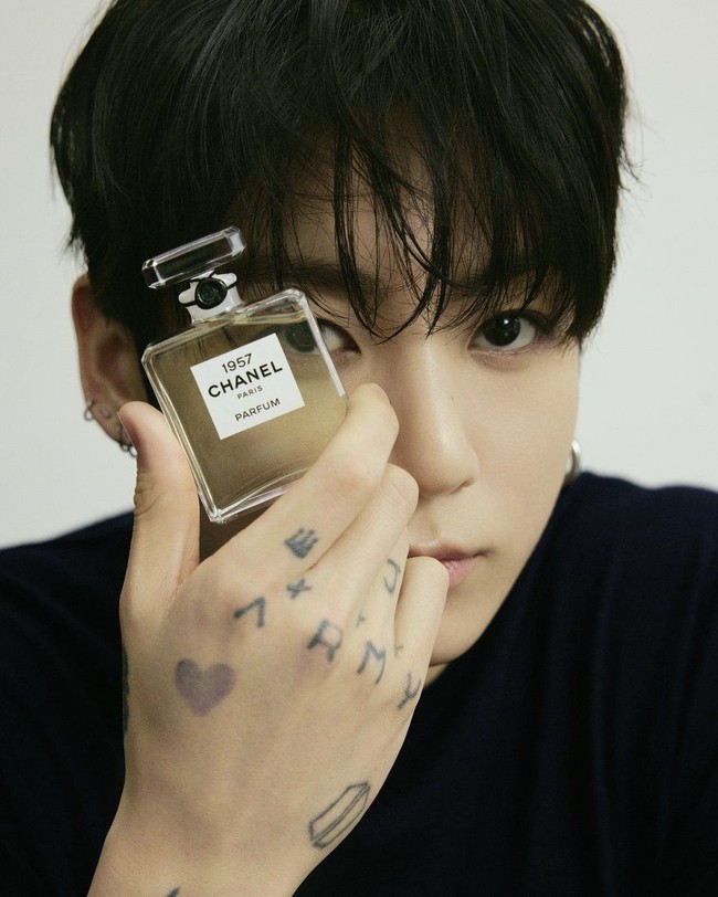 Chanel dengan bangga mengumumkan Jungkook sebagai global ambassador untuk lini parfum dan kecantikan. Semangatnya yang berani dan inovatif selaras dengan nilai-nilai yang dijunjung tinggi oleh Chanel Beauty, demikian pernyataan perwakilan brand, seperti dilansir dari allkpop. Foto: dok. Instagram @chanel.beauty