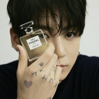 Chanel dengan bangga mengumumkan Jungkook sebagai global ambassador untuk lini parfum dan kecantikan. Semangatnya yang berani dan inovatif selaras dengan nilai-nilai yang dijunjung tinggi oleh Chanel Beauty, demikian pernyataan perwakilan brand, seperti dilansir dari allkpop. Foto: dok. Instagram @chanel.beauty