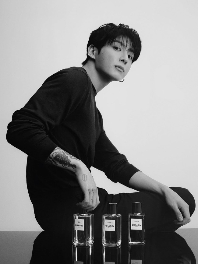 Pelantun SEVEN ini tercatat sebagai idol KPop pria pertama yang menyandang status global ambassador Chanel Beauty. Sebelumnya ada Minji NewJeans dan Karina aespa sebagai perwakilan brand ambassador-nya. Foto: dok. Instagram @chanel.beauty