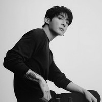 Pelantun SEVEN ini tercatat sebagai idol KPop pria pertama yang menyandang status global ambassador Chanel Beauty. Sebelumnya ada Minji NewJeans dan Karina aespa sebagai perwakilan brand ambassador-nya. Foto: dok. Instagram @chanel.beauty