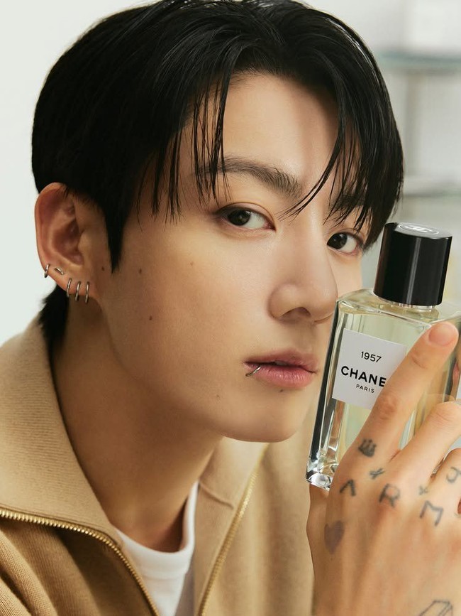 Dalam video campaign yang dirilis, maknae BTS itu tampak berbincang dengan peracik aroma Olivier Polge yang meramu koleksi parfum Chanel 1957. Foto: dok. Instagram @chanel.beauty