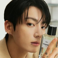 Dalam video campaign yang dirilis, maknae BTS itu tampak berbincang dengan peracik aroma Olivier Polge yang meramu koleksi parfum Chanel 1957. Foto: dok. Instagram @chanel.beauty