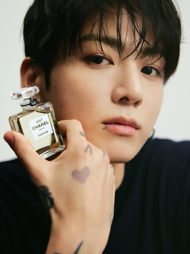 Sold Out King! Jungkook BTS membuktikan pengaruhnya sebagai global ambassador Chanel Beauty setelah tampil dalam campaign produk Chanel 1957 L’Extrait de Parfum. Foto: dok. Instagram @chanel.beauty