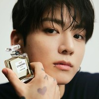 Sold Out King! Jungkook BTS membuktikan pengaruhnya sebagai global ambassador Chanel Beauty setelah tampil dalam campaign produk Chanel 1957 L’Extrait de Parfum. Foto: dok. Instagram @chanel.beauty