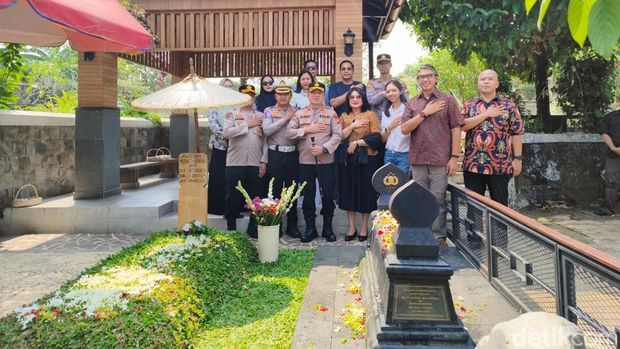 Kapolres Metro Depok Kombes Christian Rony Putra bersama Ketua Bhayangkari Cabang Metro Depok, Ny. Adelya Christian Rony, berziarah ke makam almarhum Jenderal (Purn) Hoegeng dan almarhumah Eyang Meri.