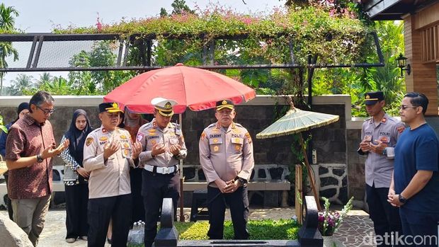 Kapolres Metro Depok Kombes Christian Rony Putra bersama Ketua Bhayangkari Cabang Metro Depok, Ny. Adelya Christian Rony, berziarah ke makam almarhum Jenderal (Purn) Hoegeng dan almarhumah Eyang Meri.