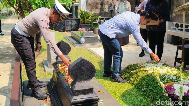 Kapolres Metro Depok Kombes Christian Rony Putra bersama Ketua Bhayangkari Cabang Metro Depok, Ny. Adelya Christian Rony, berziarah ke makam almarhum Jenderal (Purn) Hoegeng dan almarhumah Eyang Meri.