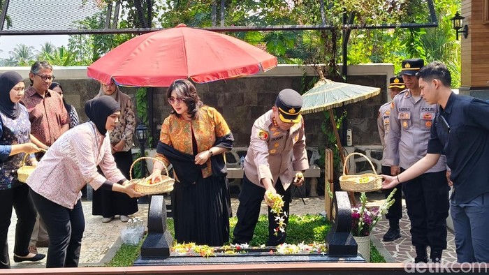 Kapolres Metro Depok Kombes Christian Rony Putra bersama Ketua Bhayangkari Cabang Metro Depok, Ny. Adelya Christian Rony, berziarah ke makam almarhum Jenderal (Purn) Hoegeng dan almarhumah Eyang Meri.