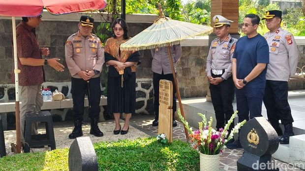 Kapolres Metro Depok Kombes Christian Rony Putra bersama Ketua Bhayangkari Cabang Metro Depok, Ny. Adelya Christian Rony, berziarah ke makam almarhum Jenderal (Purn) Hoegeng dan almarhumah Eyang Meri.