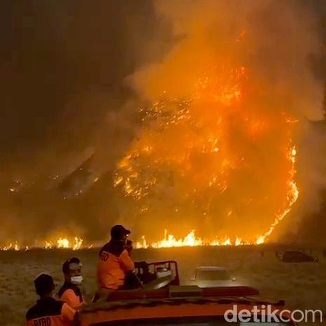 Potret Kebakaran Bromo Semakin Meluas