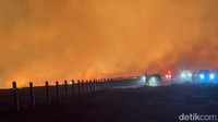 Kondisi angin yang sangat kencang membuat api dengan cepat menjalar dan menyulitkan petugas dalam melakukan pemadaman.