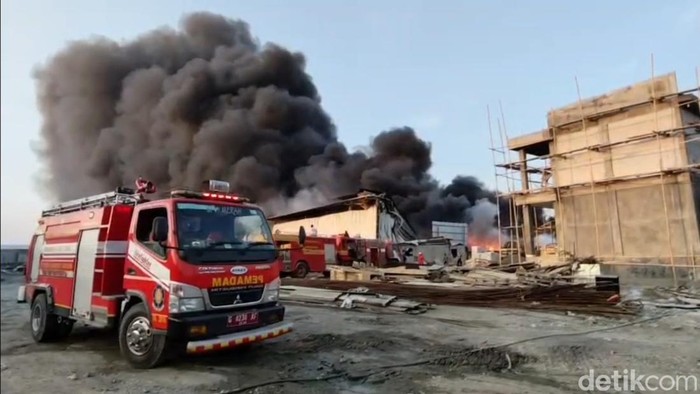 Penampakan gudang penyimpanan limbah yang terbakar di  Desa Slatri, Kecamatan Larangan, Brebes, Sabtu (8/8/2026).