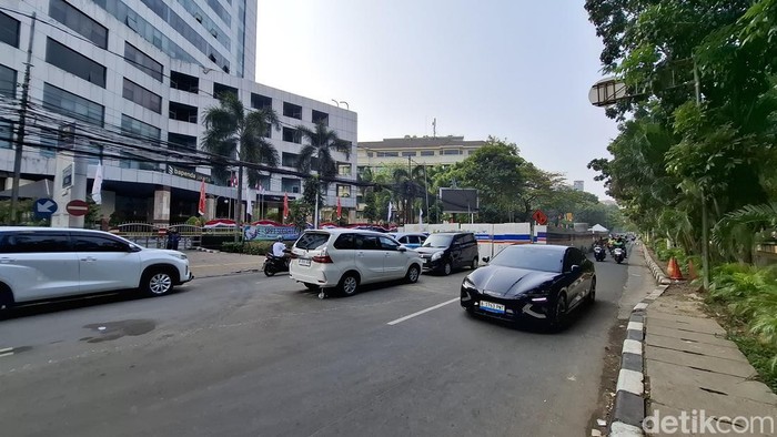 Kebakaran di Gedung Badan Pendapatan Daerah (Bapenda) DKI Jakarta padam. Lalu lintas (lalin) di Jalan Abdul Muis, Jakarta Pusat, kembali dibuka. (Belia/detikcom).