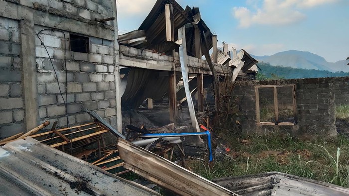 Petugas Damkar saat memadamkan api di kandang ayam, di Dusun Ngrapah, Desa Setren, Kecamatan Slogohimo, Kabupaten Wonogiri, Sabtu (8/8/2026).