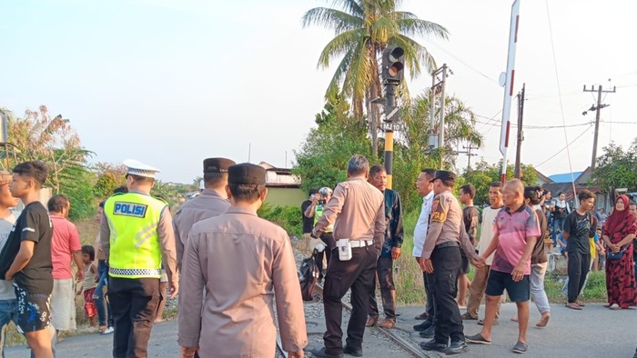 Petugas Satlantas Polres Tebing Tinggi saat melakukan olah TKP (dok. Polres Tebing Tinggi)