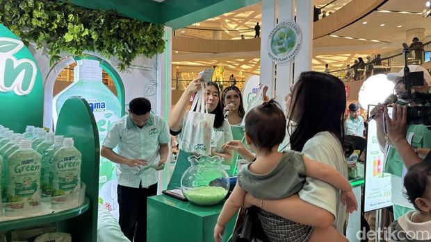 Keseruan MAMA Lime Green Day Fest di Atrium TP 3 Surabaya.