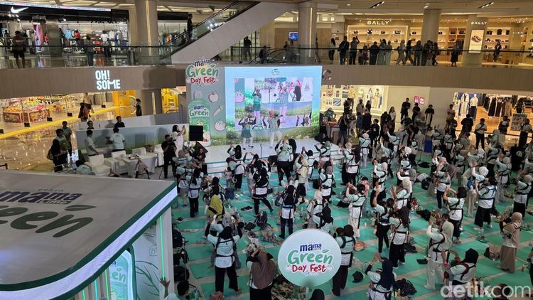 Potret Keseruan Mama Lime Green Day Fest di Surabaya