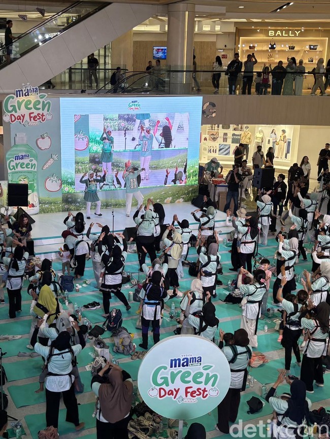 Potret Keseruan Mama Lime Green Day Fest di Surabaya