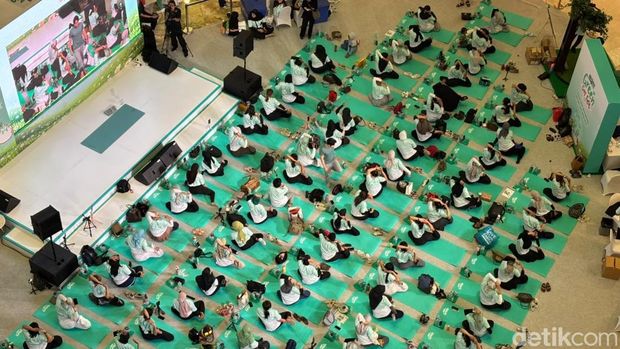 Keseruan yoga di MAMA Lime Green Day Fest Keseruan yoga di MAMA Lime Green Day Fest