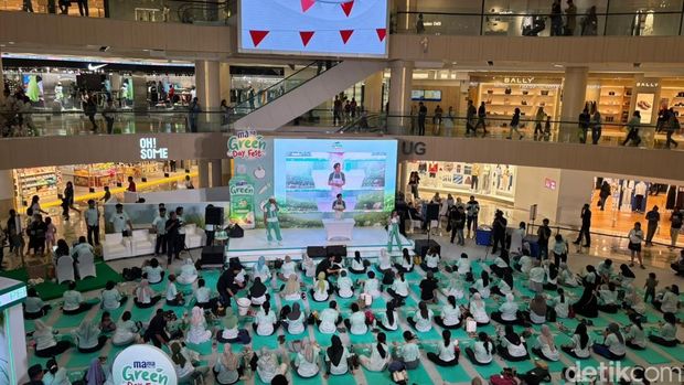 Keseruan yoga di MAMA Lime Green Day Fest Keseruan yoga di MAMA Lime Green Day Fest