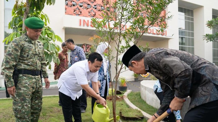 Ketua DPRD Kota Bogor Adityawarman Adil (kemeja putih).