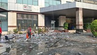 Damkar Sisir Tumpukan Kertas di Gedung Bapenda DKI Cegah Api Muncul Lagi