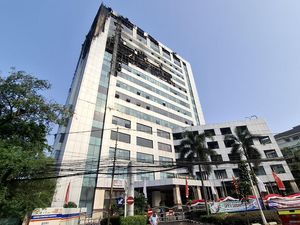 Kebakaran Gedung Bapenda DKI Padam, 2 Mobil Damkar Tetap Siaga di Lokasi