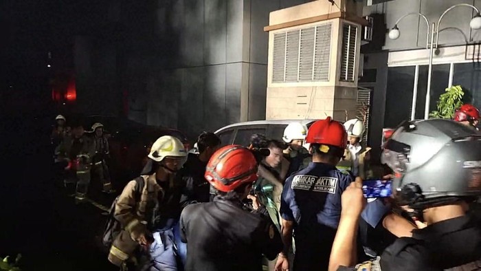 Petugas pemadam kebakaran (damkar) DKI Jakarta mengevakuasi seorang pria dari lantai 15 gedung Bapenda DKI Jakarta di Gambir, Jakarta Pusat (Jakpus), yang terbakar hebat, Sabtu (8/8/2026).