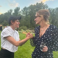 Gaya Kristen Stewart di Nikahan Emma Roberts, Pakai Topi Baseball Jadi Sorotan