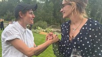 Gaya Kristen Stewart di Nikahan Emma Roberts, Pakai Topi Baseball Jadi Sorotan