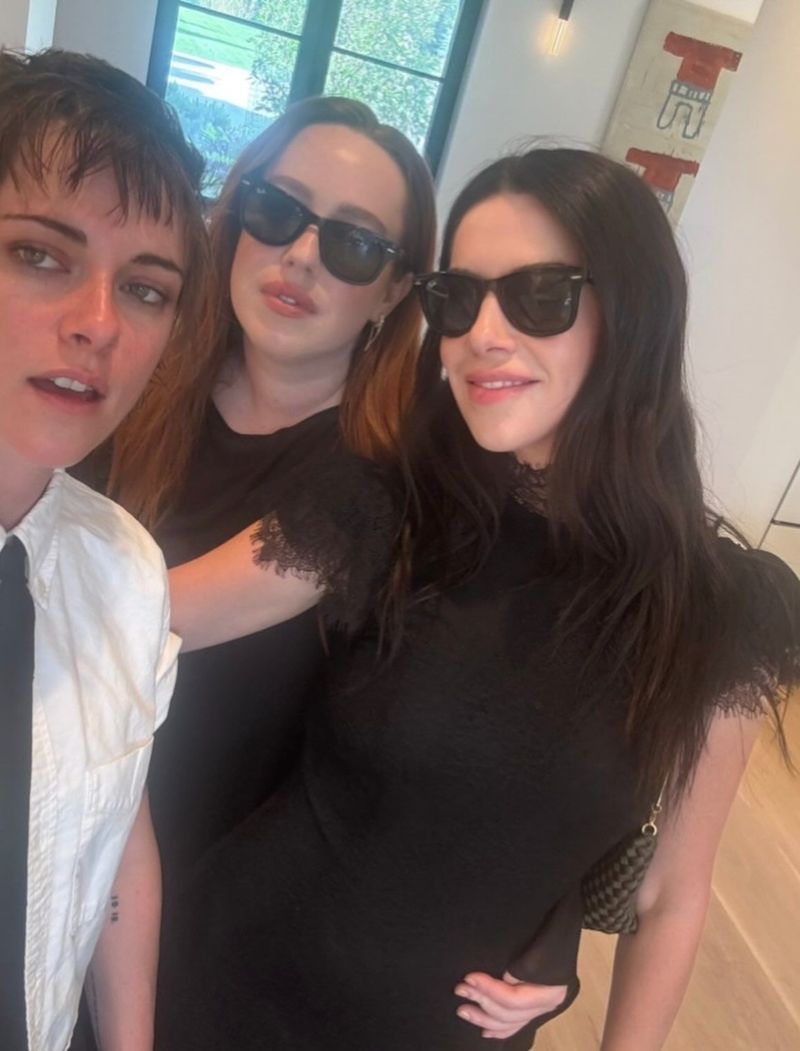 Kristen Stewart di Pernikahan Emma Roberts Kristen Stewart di Pernikahan Emma Roberts