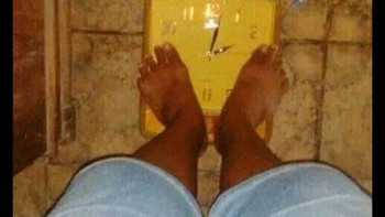 Berat badan turun. Akhirnya ada cara menurunkan berat badan dalam dua menit. Turun dari timbangan. Foto: via X.com