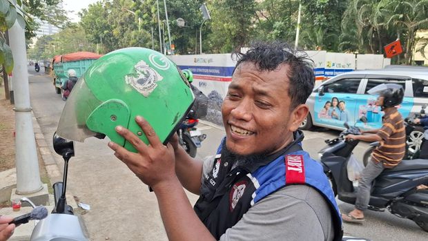 kurir bernama Muhaimin (40)