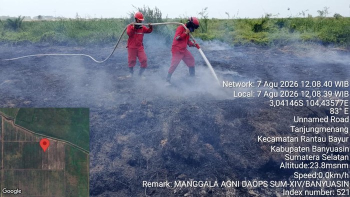 Laham gambut di Banyuasin yang terbakar dipadamkan personel Manggal Agni.