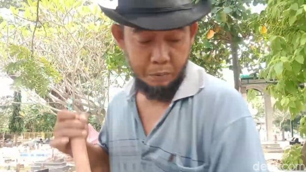 Lukman, juru kunci TPU PK 2 Karangmalang, Indramayu. Lukman, juru kunci TPU PK 2 Karangmalang, Indramayu.