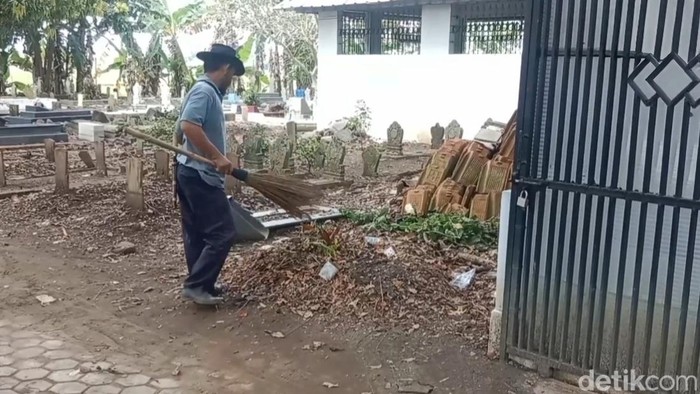 Lukman, juru kunci TPU PK 2 Karangmalang, Indramayu.