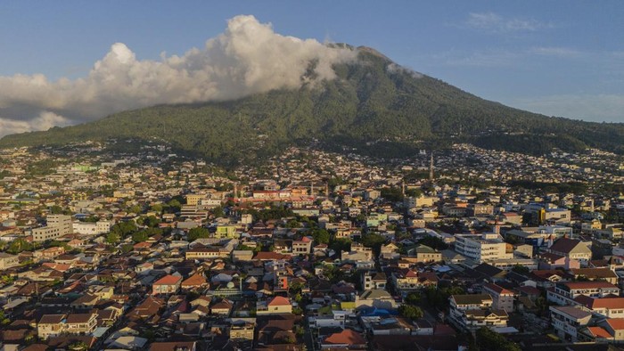 Foto udara pemukiman padat penduduk di Kota Ternate, Maluku Utara, Sabtu (8/8/2026). Badan Pusat Statistik (BPS) Provinsi Maluku Utara mencatat perekonomian Maluku Utara pada triwulan II-2026 tumbuh 15,35 persen secara year-on-year (y-on-y) dibandingkan dengan triwulan II-2025, pertumbuhan tertinggi dari sisi produksi yang ditopang oleh lapangan usaha industri pengolahan yang tumbuh sebesar 35,84 persen. ANTARA FOTO/Andri Saputra/wsj.