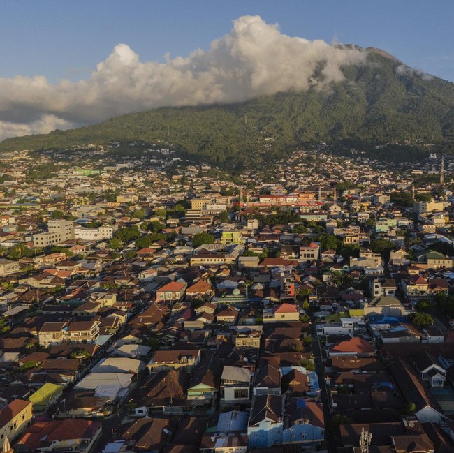 Melihat Padatnya Permukiman Kota Ternate dari Udara
