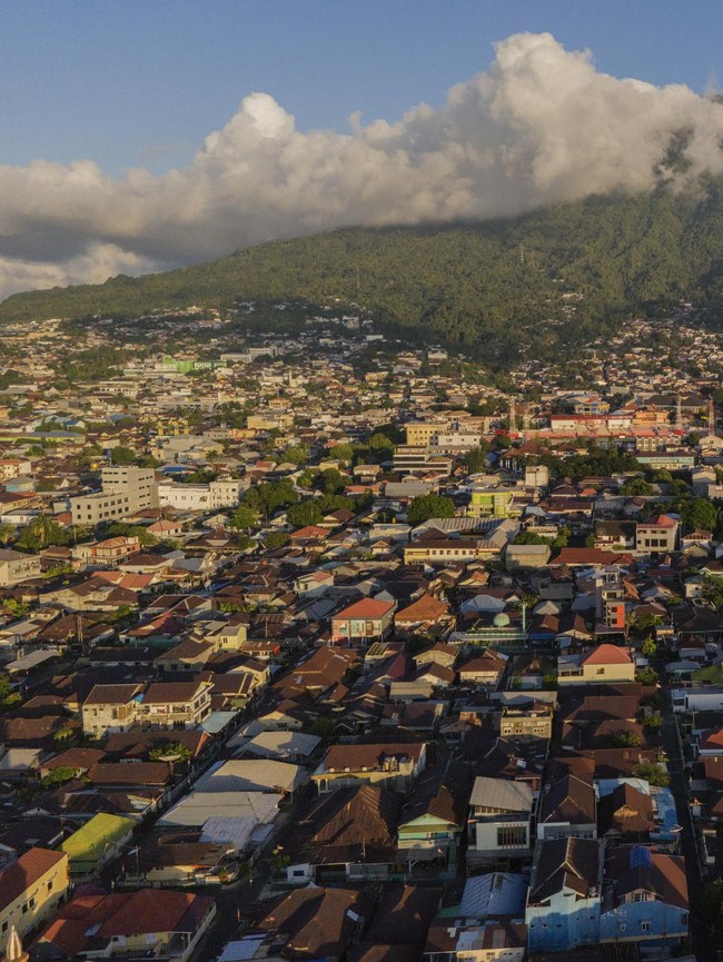 Melihat Padatnya Permukiman Kota Ternate dari Udara