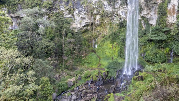 Pengunjung menikmati suasana Air Terjun Putri Pelangi di kawasan Taman Nasional Kerinci Seblat (TNKS), Kayu Aro Barat, Kerinci, Jambi, Sabtu (8/8/2026). Air terjun setinggi sekitar 90 meter yang berpotensi menjadi salah satu daya tarik wisata tersebut berada di kawasan lindung TNKS yang belum dikelola sebagai destinasi pariwisata dan rata-rata dikunjungi 250 orang per minggu. ANTARA FOTO/Wahdi Septiawan/kye