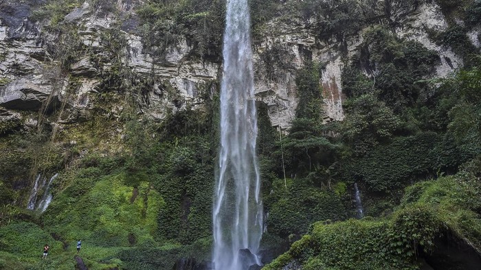 Pengunjung menikmati suasana Air Terjun Putri Pelangi di kawasan Taman Nasional Kerinci Seblat (TNKS), Kayu Aro Barat, Kerinci, Jambi, Sabtu (8/8/2026). Air terjun setinggi sekitar 90 meter yang berpotensi menjadi salah satu daya tarik wisata tersebut berada di kawasan lindung TNKS yang belum dikelola sebagai destinasi pariwisata dan rata-rata dikunjungi 250 orang per minggu. ANTARA FOTO/Wahdi Septiawan/kye