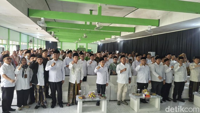 Menko Bidang Pemberdayaan Masyarakat Abdul Muhaimin Iskandar bersama Bupati Gresik Fandi Akhmad Yani di Ponpes Ihyaul Ulum Gresik